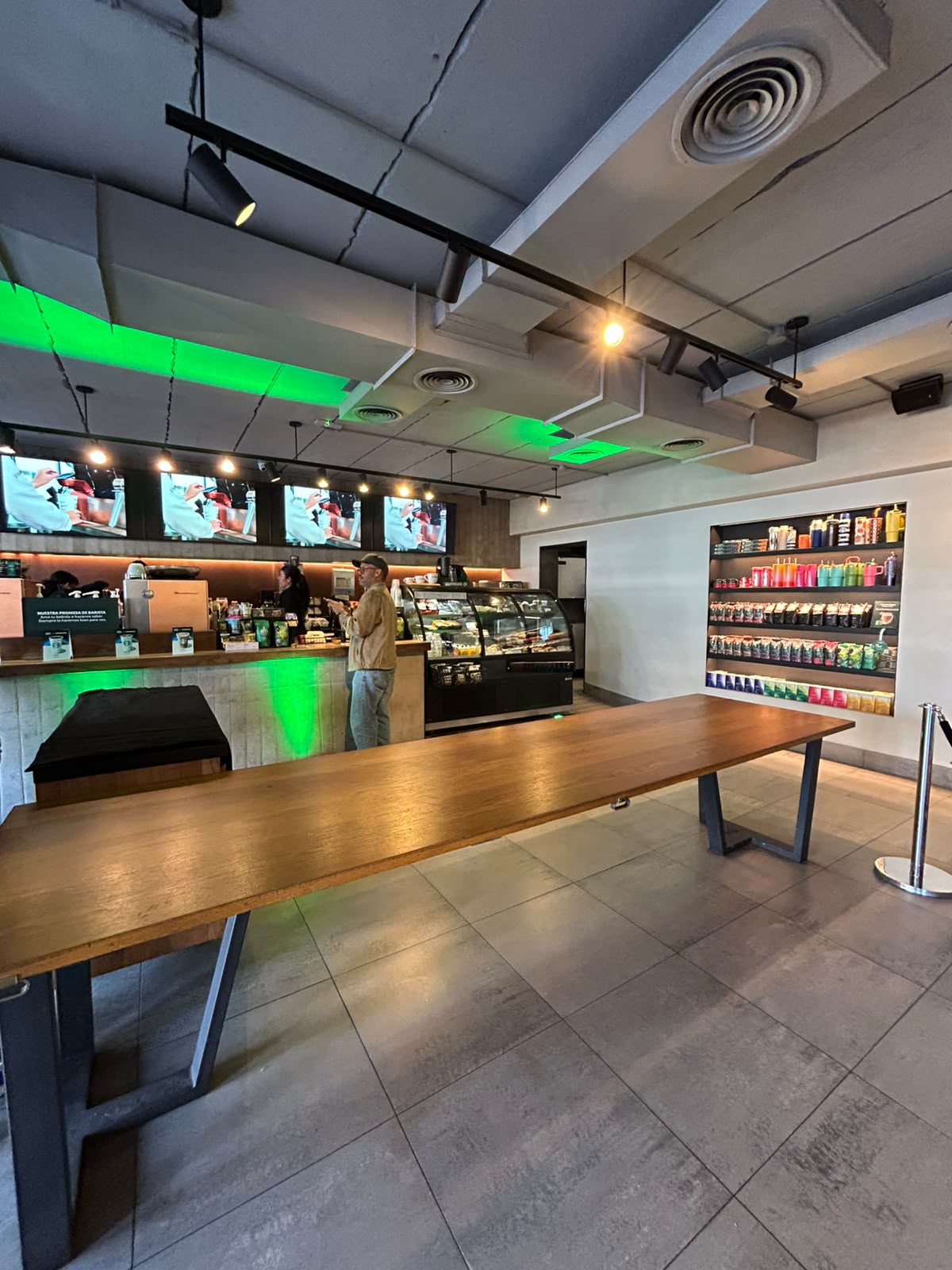 Local de Starbucks con iluminación verde preparada para el evento