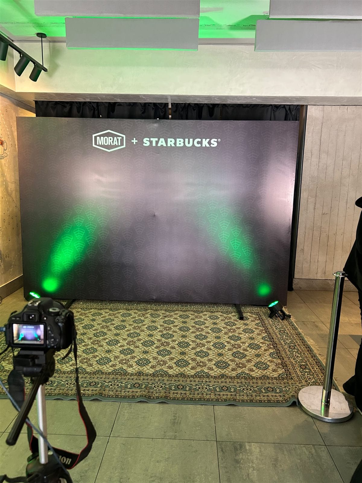 Backdrop Morat + Starbucks iluminado con luces verdes de Cooksound
