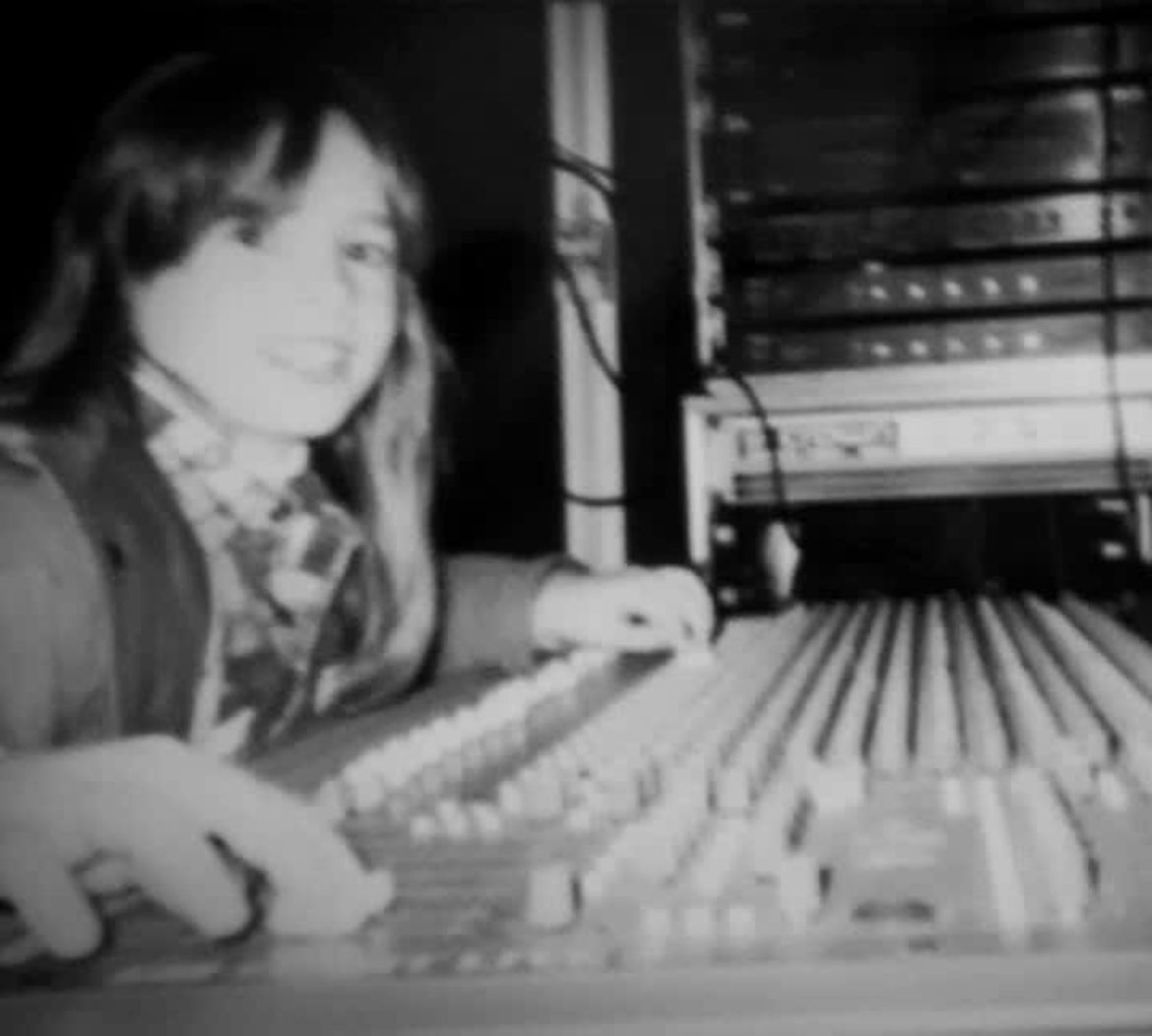Damián Cookson de chico operando la consola en el estudio familiar El Vikingo