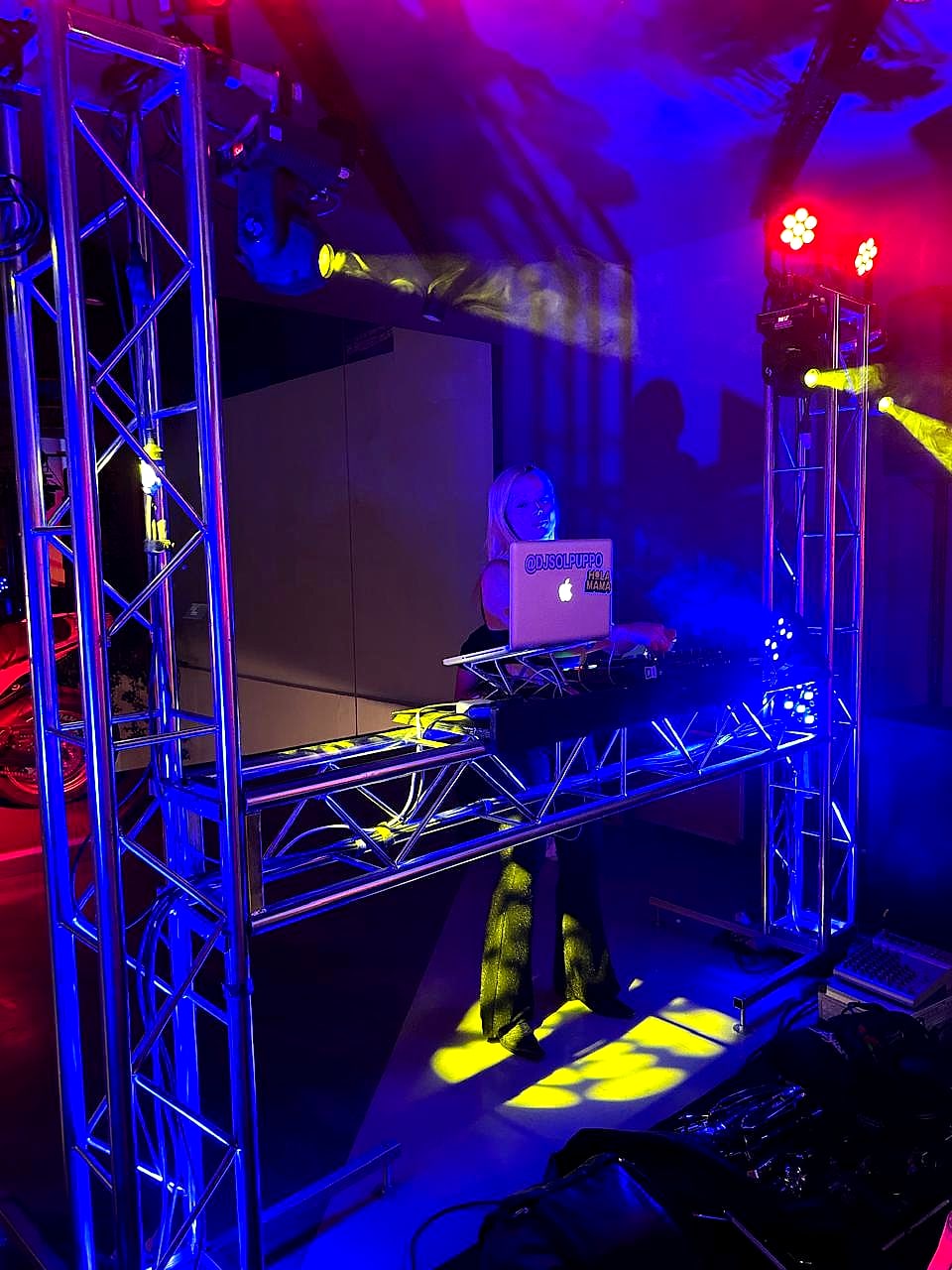 Cabina de DJ de truss con cabezas móviles y par LED armada por Cooksound