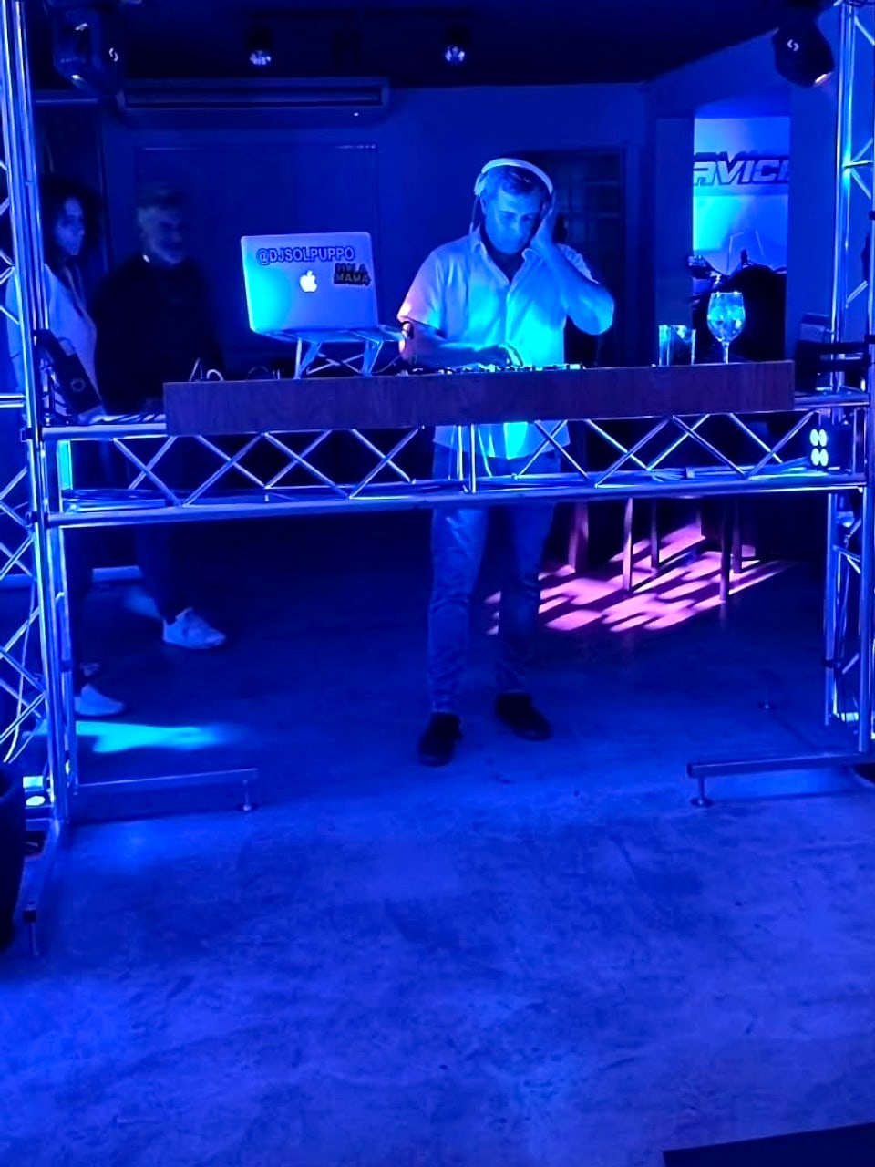 DJ tocando en cabina de truss con dos torres de luces armada por Cooksound