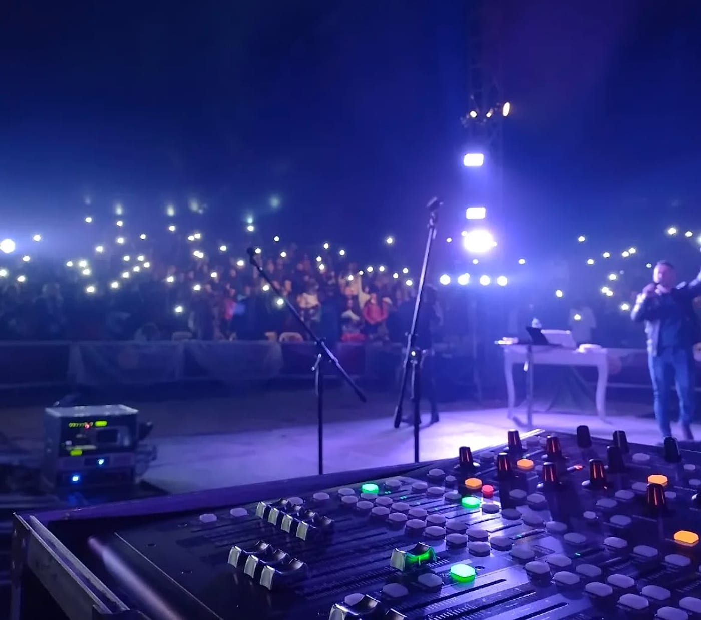 Reunión de la iglesia Comunidad de Fe Jehová Reina en la carpa del Circo Rodas, vista desde la consola de sonido