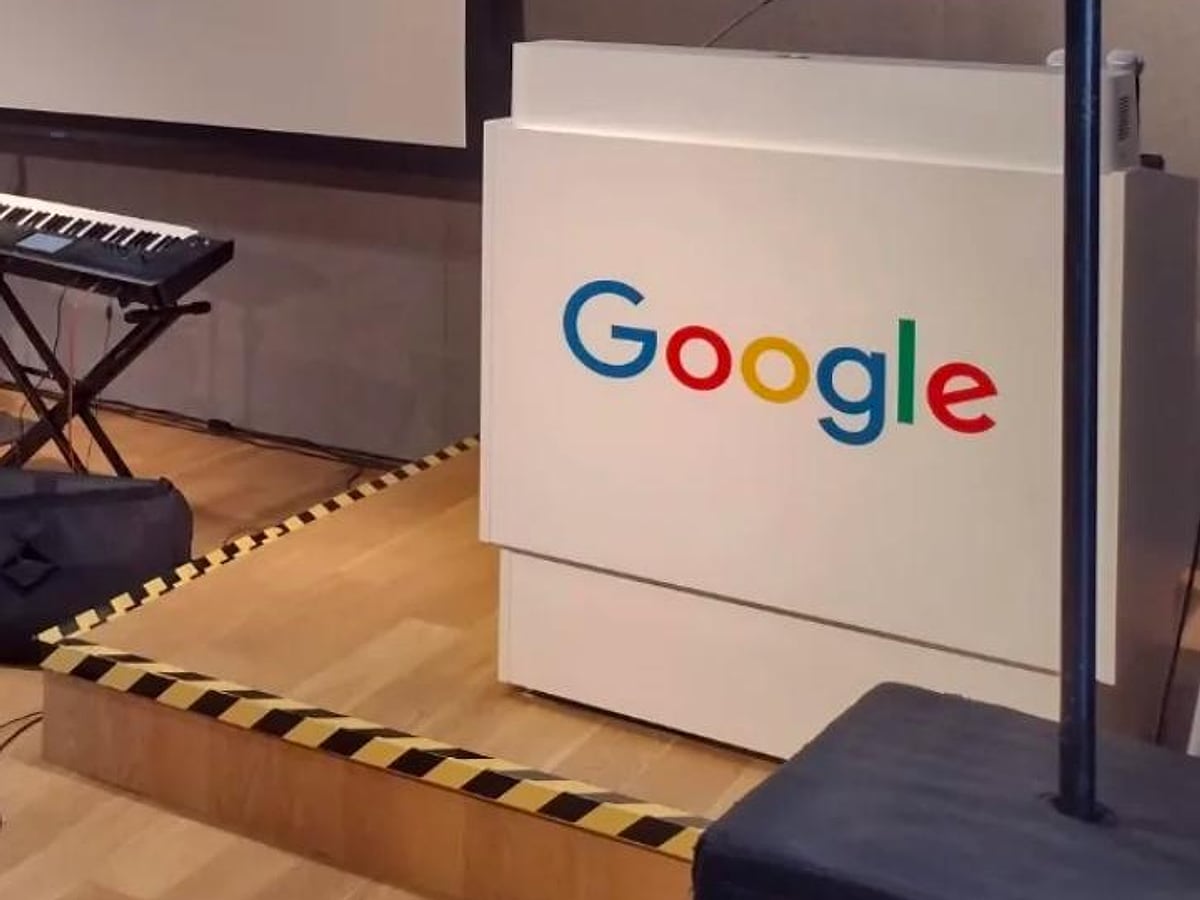 Atril con el logo de Google junto a un teclado en el escenario de un evento de Google